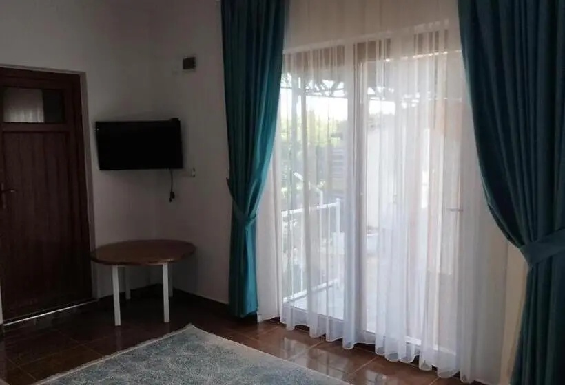 Perhehuone Puutarhanäkymä, Cemils Guest House