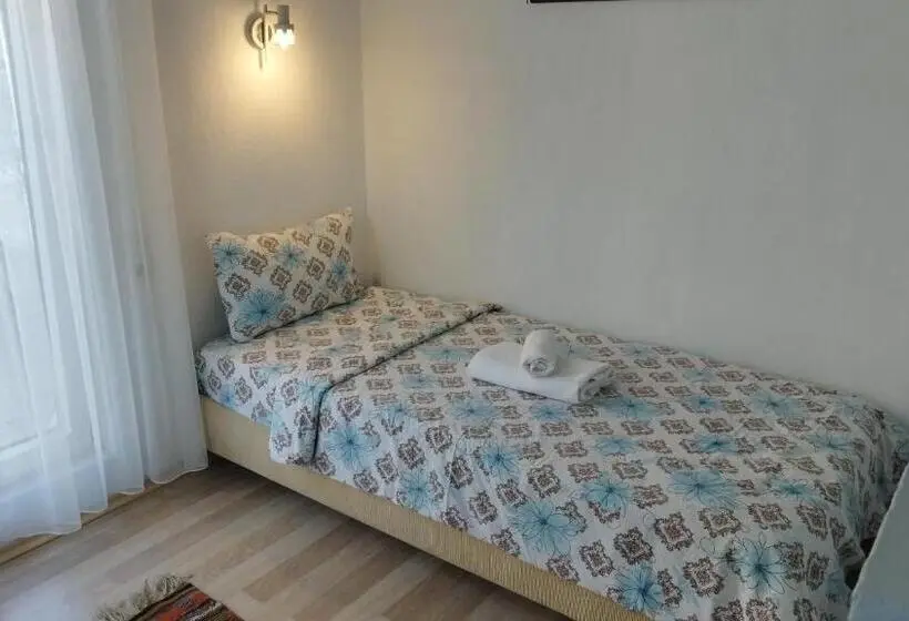 Perhehuone Puutarhanäkymä, Cemils Guest House