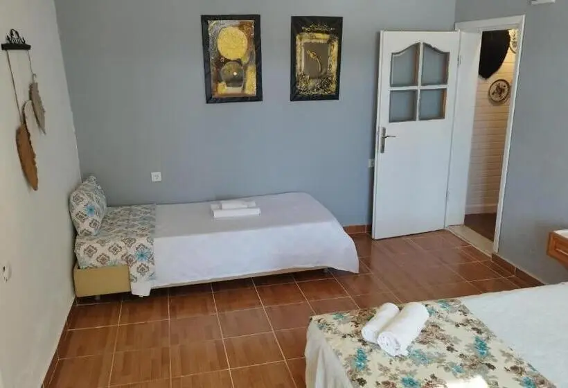 Huoneisto 1 Makuuhuone Puutarhanäkymä, Cemils Guest House