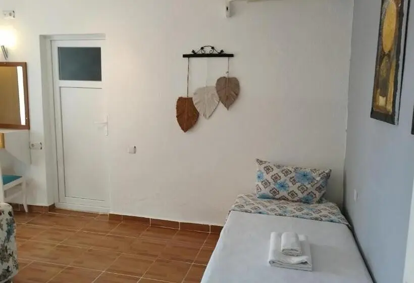 Huoneisto 1 Makuuhuone Puutarhanäkymä, Cemils Guest House