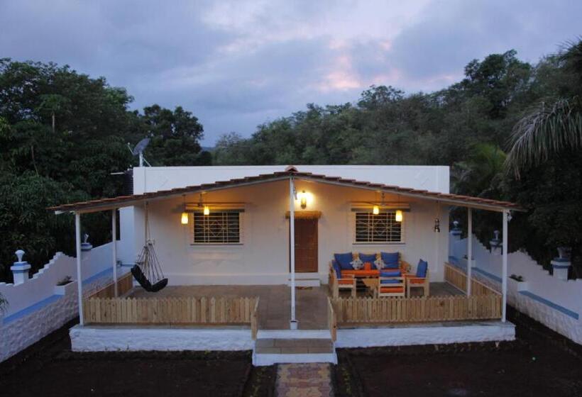 בונגלו משפחתי, West Valley Farm Villa