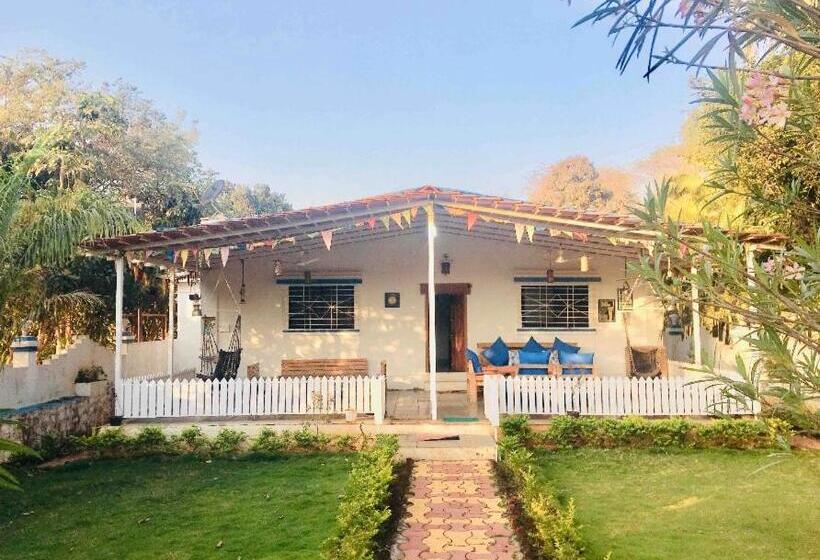 בונגלו משפחתי, West Valley Farm Villa