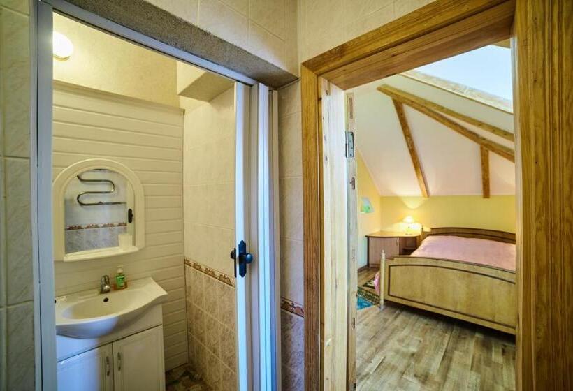 اتاق استاندارد سه نفره, Cottage Kazka Lisu