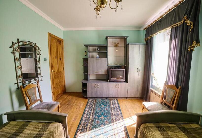 اتاق اکونومی, Cottage Kazka Lisu