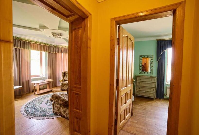 سوییت خانوادگی, Cottage Kazka Lisu