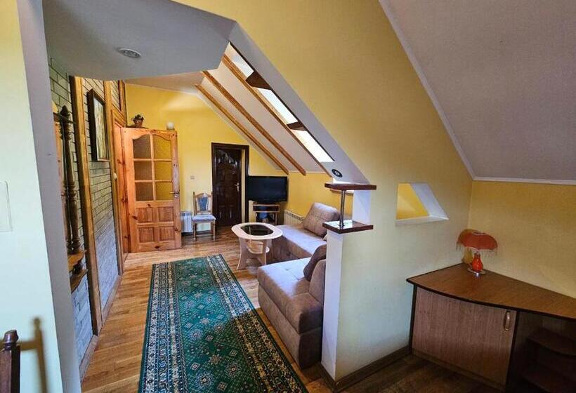 اتاق استاندارد سه نفره, Cottage Kazka Lisu