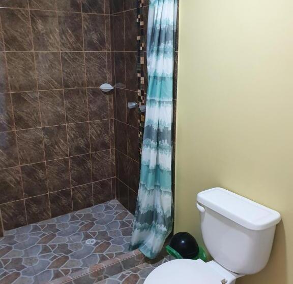 اتاق استاندارد سه نفره, Victoria S Gennie Bay Village Hostal