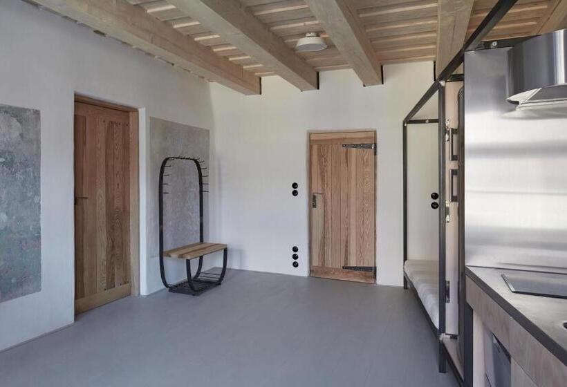 اتاق استاندارد سه نفره, Stajnhaus
