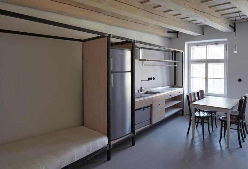 Standard Trippelrum, Stajnhaus