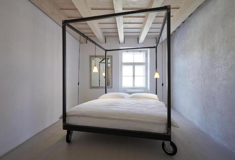 اتاق استاندارد سه نفره, Stajnhaus