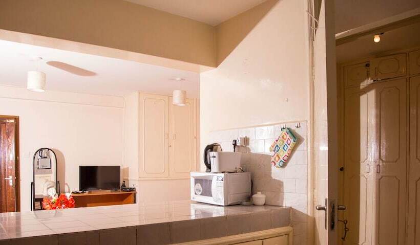 استودیوی استاندارد, Njema Court Apartment