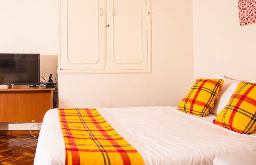 استودیوی استاندارد, Njema Court Apartment