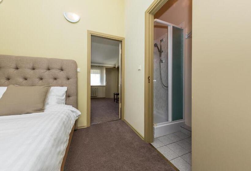 اتاق خانوادگی, Medziotoju Kiemelis