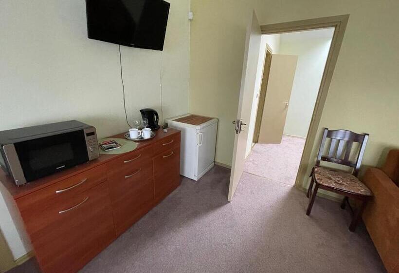 اتاق خانوادگی, Medziotoju Kiemelis