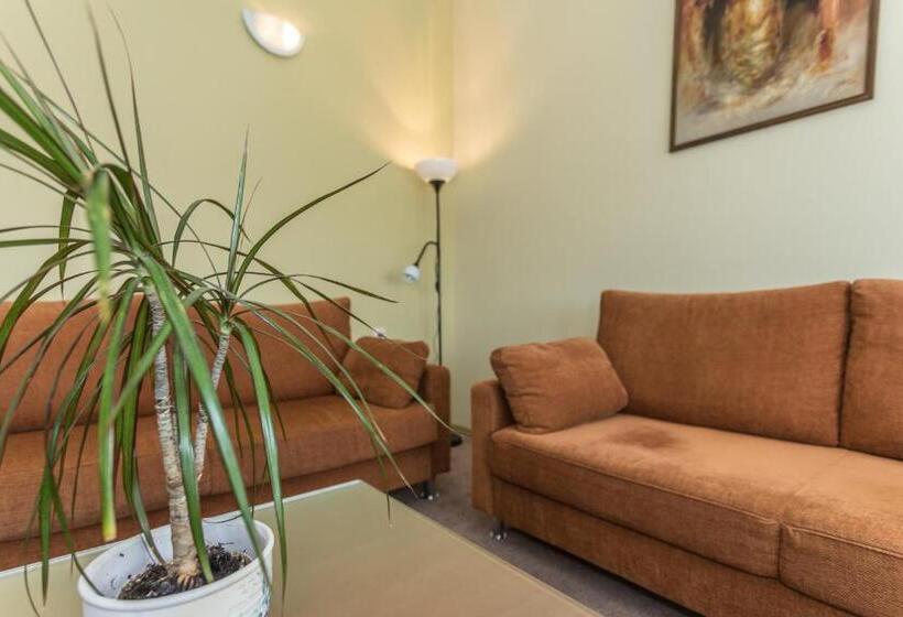 اتاق خانوادگی, Medziotoju Kiemelis