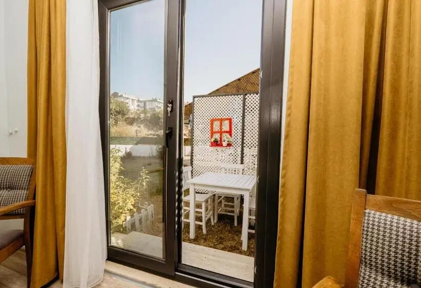 اتاق استاندارد با چشم‌انداز باغ, Azra Apart & Otel