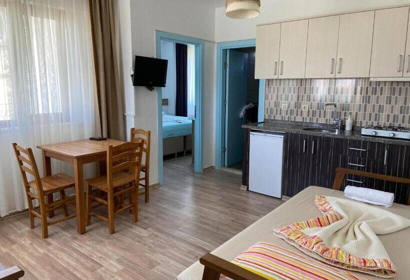 带阳台的三人标准间, Azra Apart & Otel