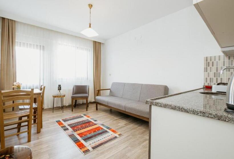 带阳台的三人标准间, Azra Apart & Otel