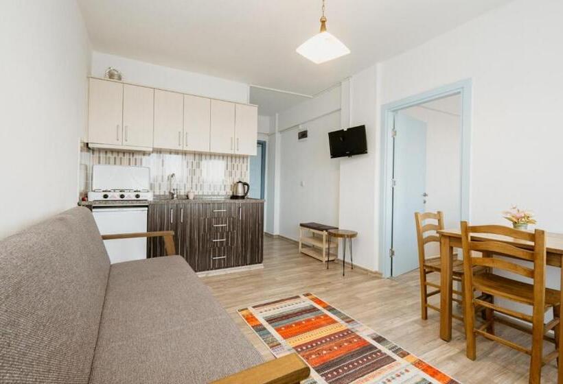 带阳台的三人标准间, Azra Apart & Otel