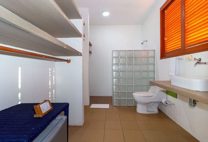 اتاق استاندارد سه نفره, Chiniu