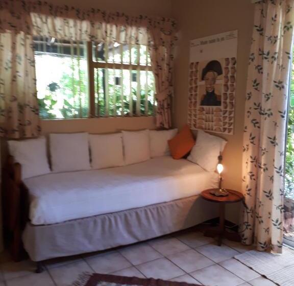 חדר סטנדרט לשלושה עם טרסה, A La Fugue