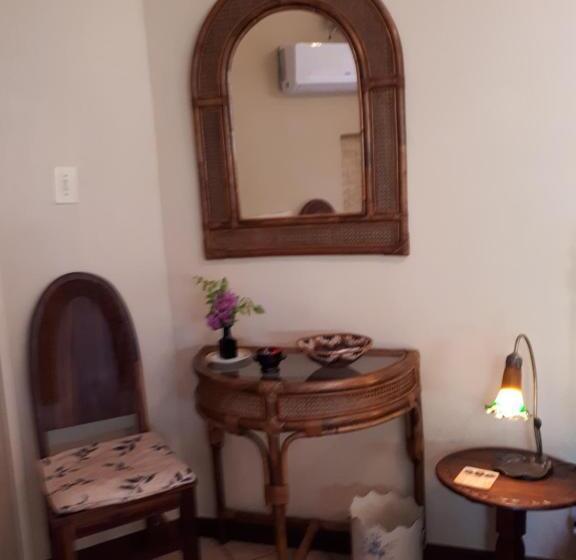 חדר סטנדרט לשלושה עם טרסה, A La Fugue