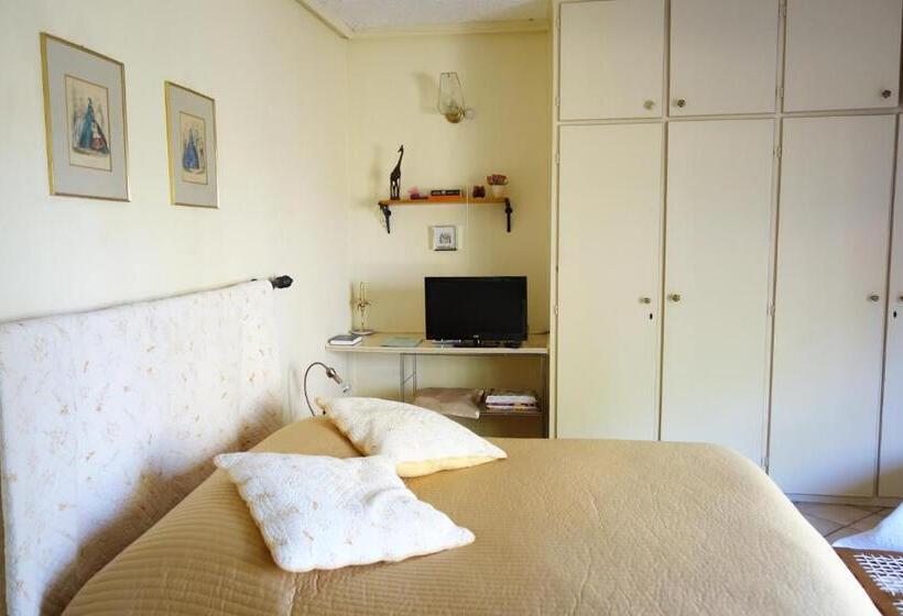 חדר סטנדרט לשלושה עם טרסה, A La Fugue