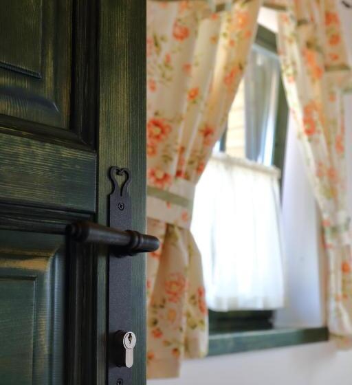 منزل غرفة نوم واحدة, Béni Family Wine Farm