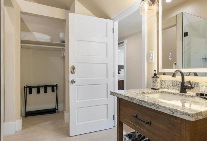 جناح غرفتين نوم, Waterfront Inn