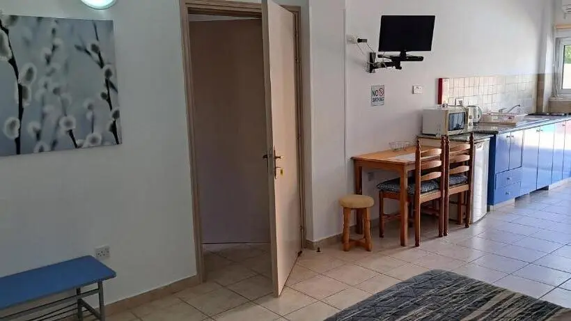 スタンダードスタジオ, C & A Hotel Apartments