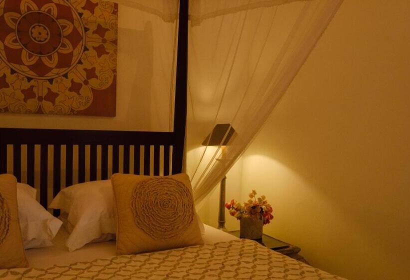 Deluxe Zimmer, Treasure Rock