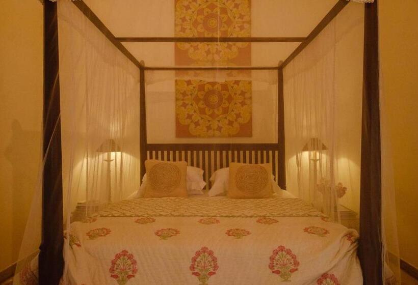 Deluxe Zimmer, Treasure Rock