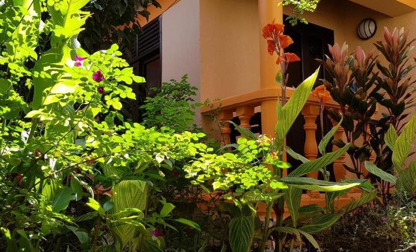 استودیوی لوکس, Keelan Ace Villas