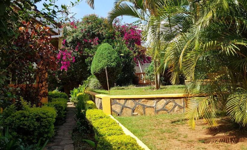 استودیوی لوکس, Keelan Ace Villas