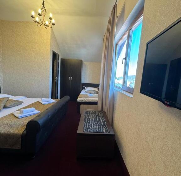 Семейный Номер, Hanu Satului