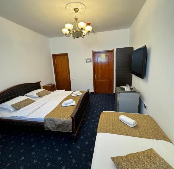 Семейный Номер, Hanu Satului