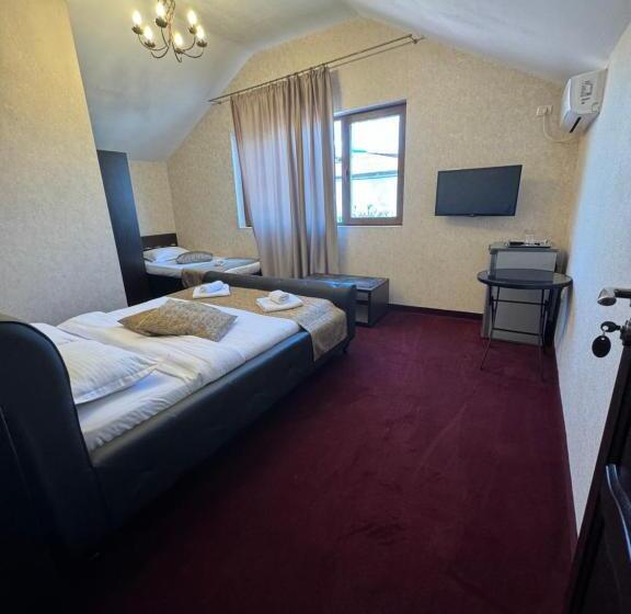 Семейный Номер, Hanu Satului