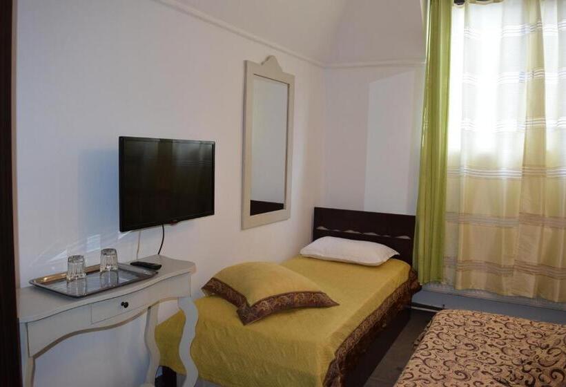 Семейный Номер, Hanu Satului