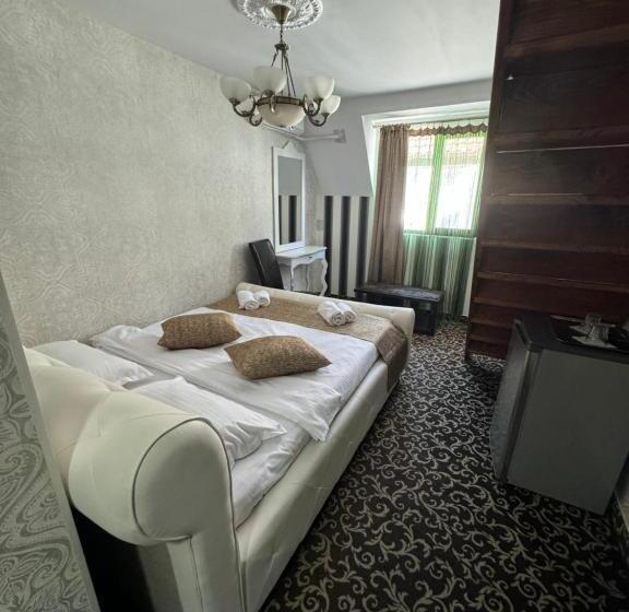 Family Suite, Hanu Satului