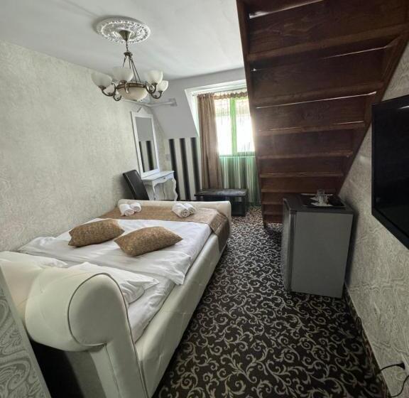 Family Suite, Hanu Satului