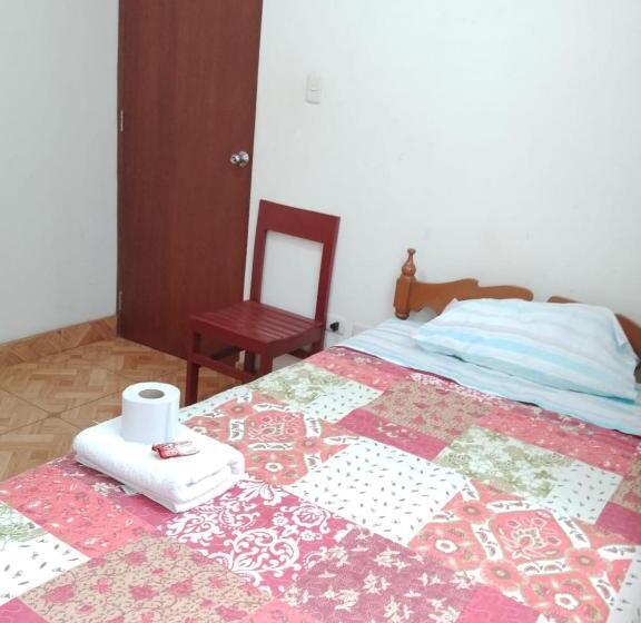 标准单人间, Lola Hosting