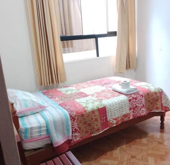 标准单人间, Lola Hosting