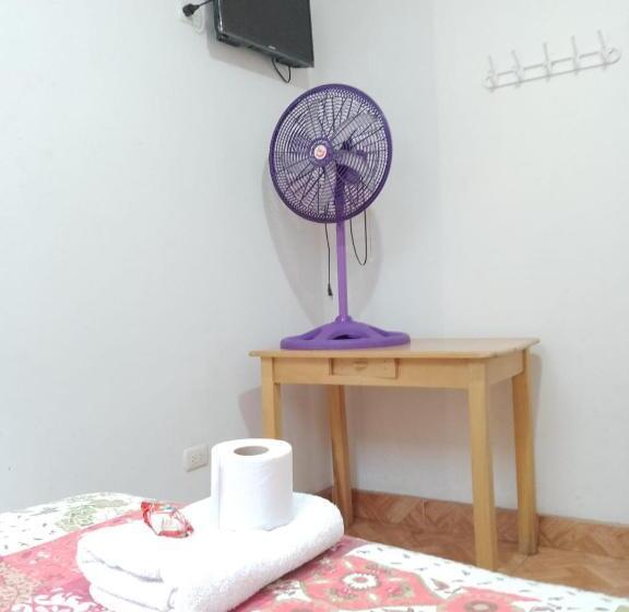 标准单人间, Lola Hosting