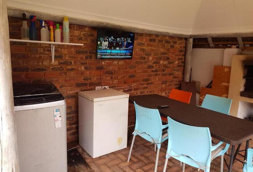 エコノミールーム, The Fairlands Hideout