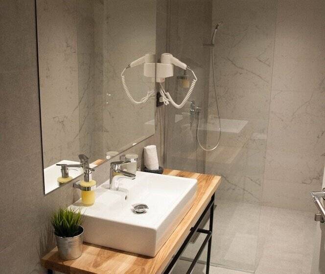 استودیوی استاندارد, Nomad Luxury Suites