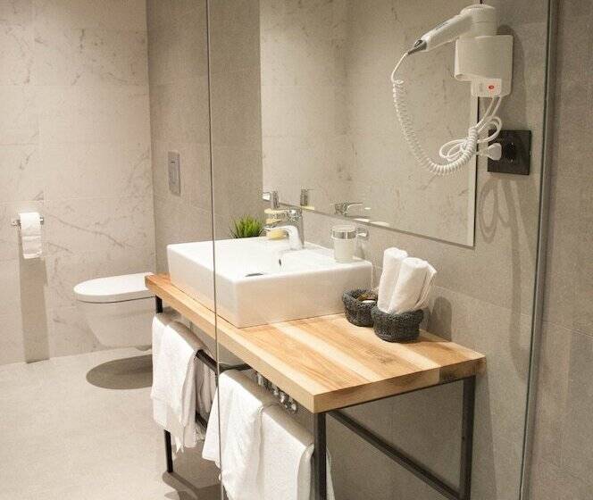 استودیوی استاندارد, Nomad Luxury Suites