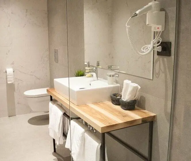 استودیوی استاندارد, Nomad Luxury Suites