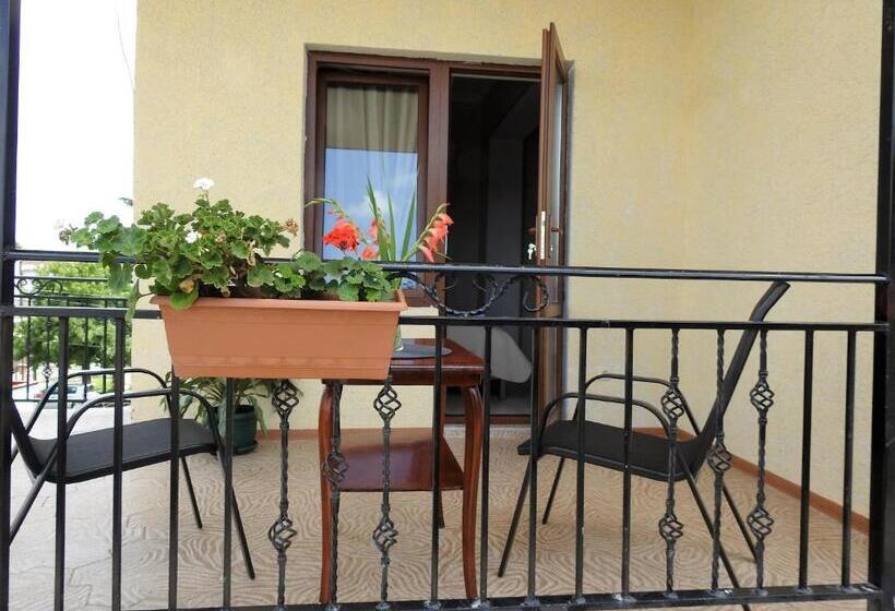 اتاق استاندارد با بالکن, White Hotel Guesthouse