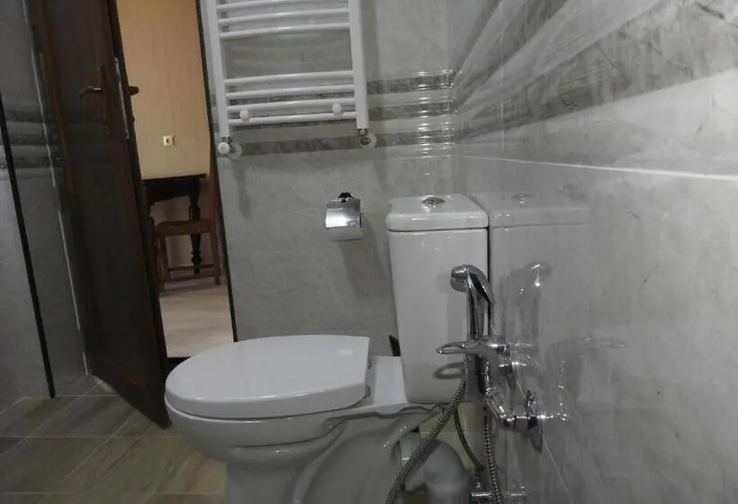 اتاق استاندارد چهارنفره با بالکن, White Hotel Guesthouse