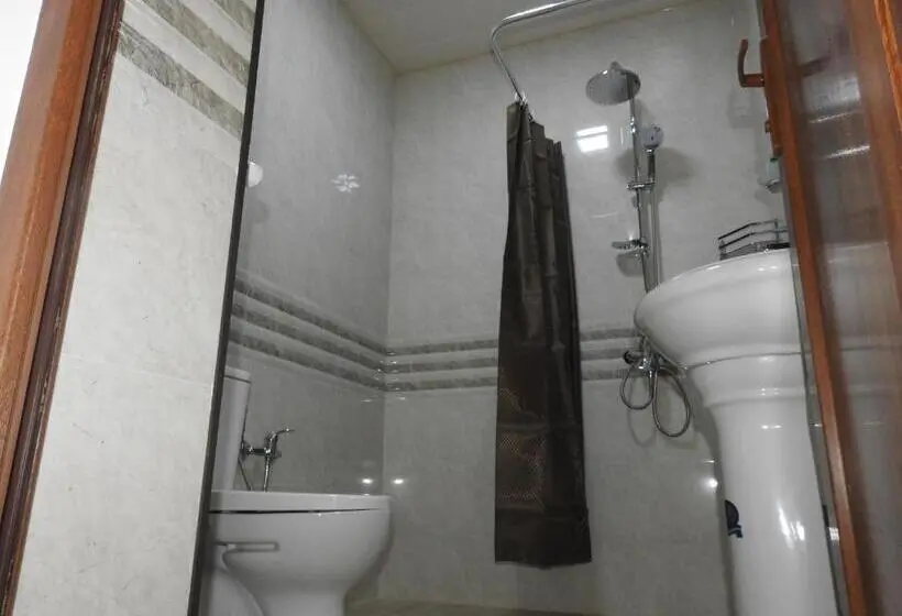 اتاق استاندارد چهارنفره با بالکن, White Hotel Guesthouse